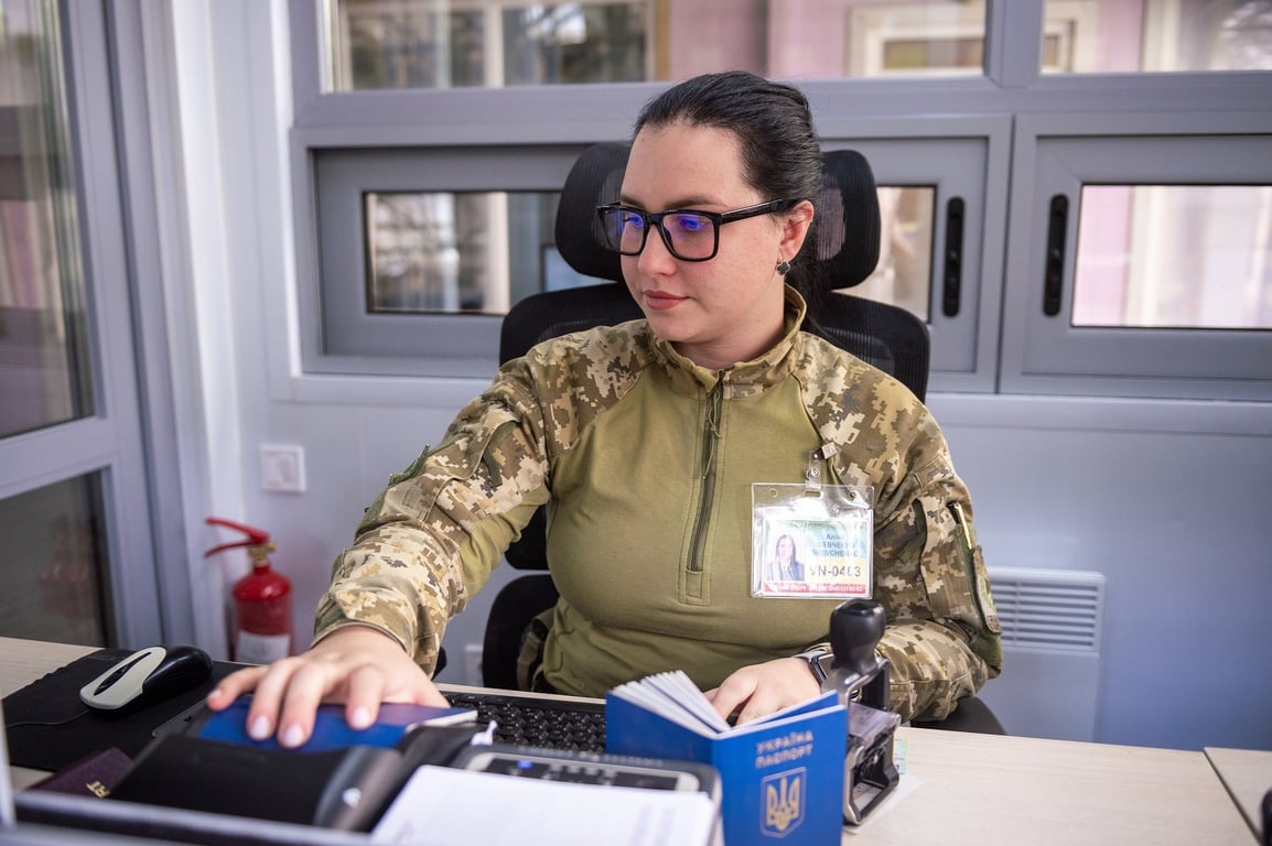 Виїзд з України під час війни — кому з жінок заборонено перетинати кордон