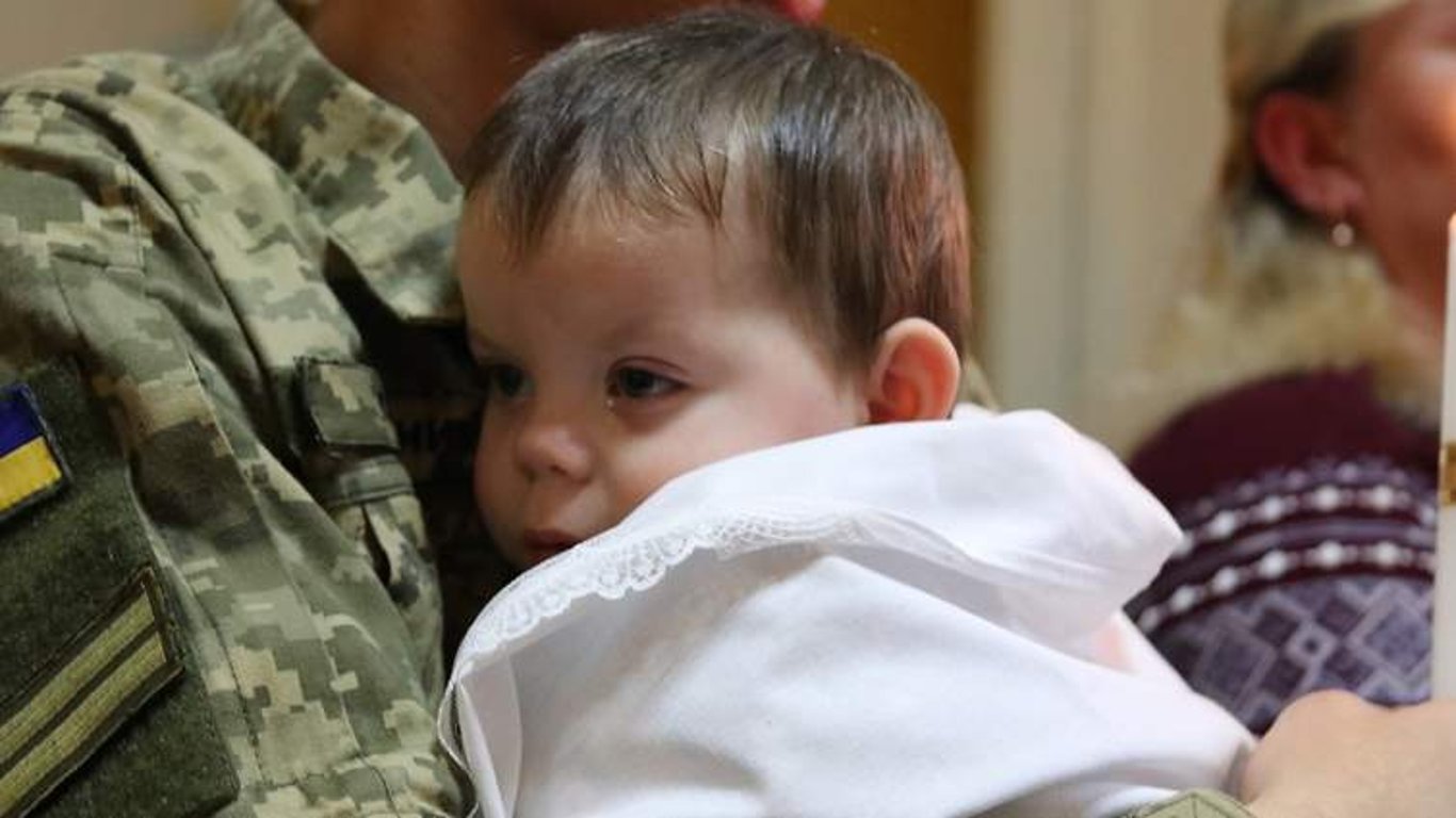 Во Львове военные стали крестными родителями для 16 сирот из Луганской области