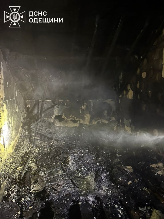 В Одесі палав житловий будинок — фотографії наслідків - фото 1