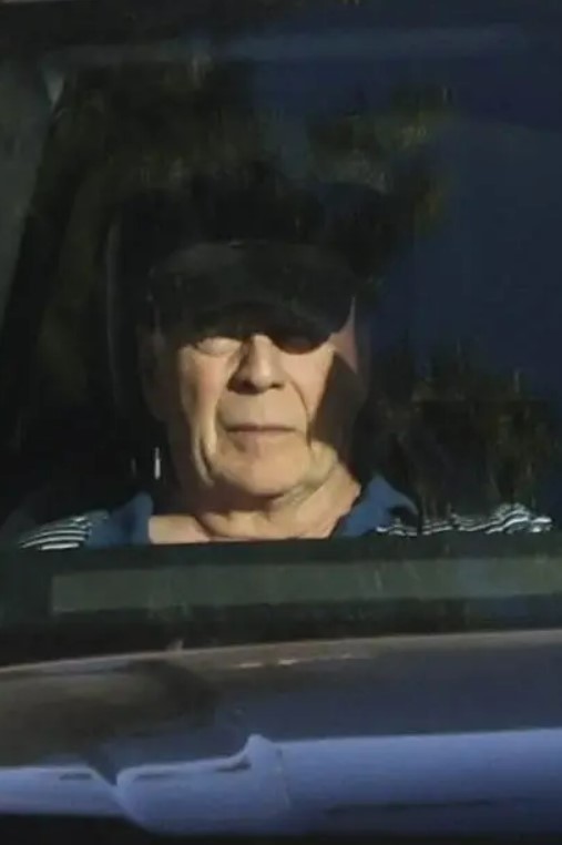 Брюс Вілліс показався у авто