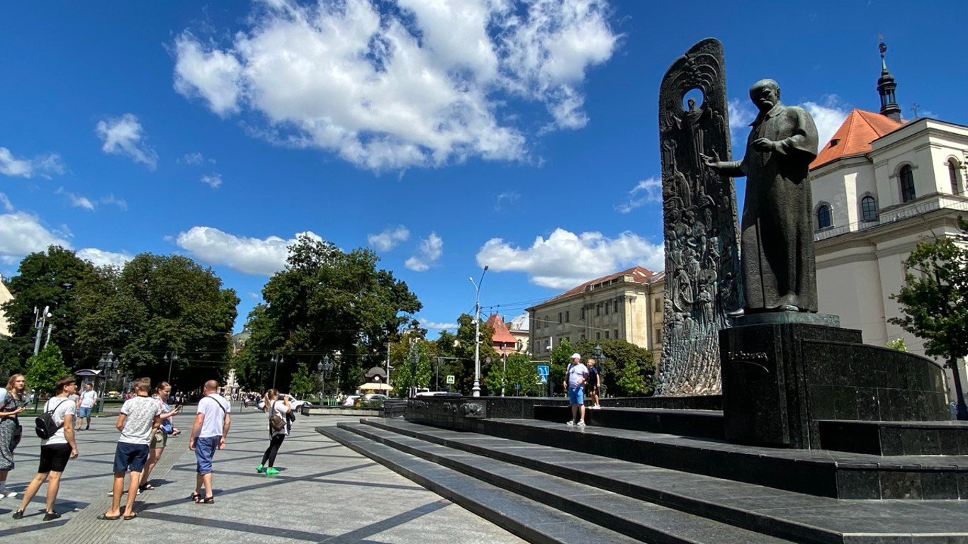 Збільшення податків для українців: хто буде донатити на армії — думки львів'ян