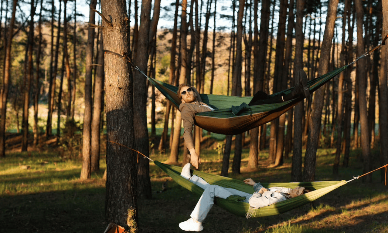 Люди на гамаке на отдыхе в парке.