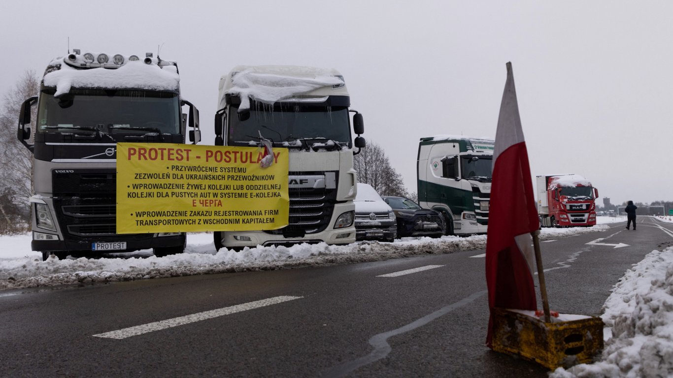 На одному із КПП на польському кордоні завершили блокаду