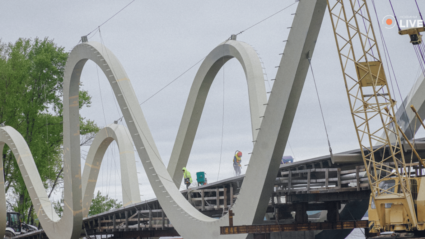 В Киеве ко Дню города планируют открыть новый мост-волну — как продолжается строительство
