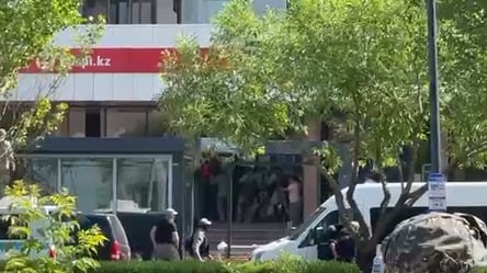 В Казахстане вооруженный мужчина захватил в заложники работников банка: начался штурм - 285x160