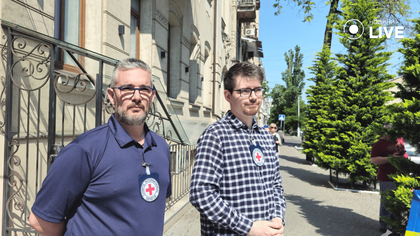 Із зав'язаними очима — черговий мітинг під МКЧХ в Одесі - фото 7