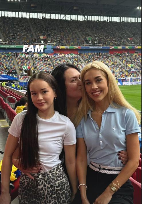 Блогерка Даша Квіткова з мамою та сестрою