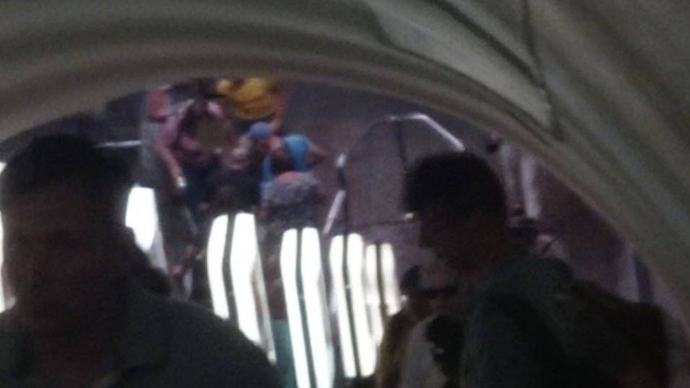 В киевском метро эскалатор зажевал ногу девушке: что известно