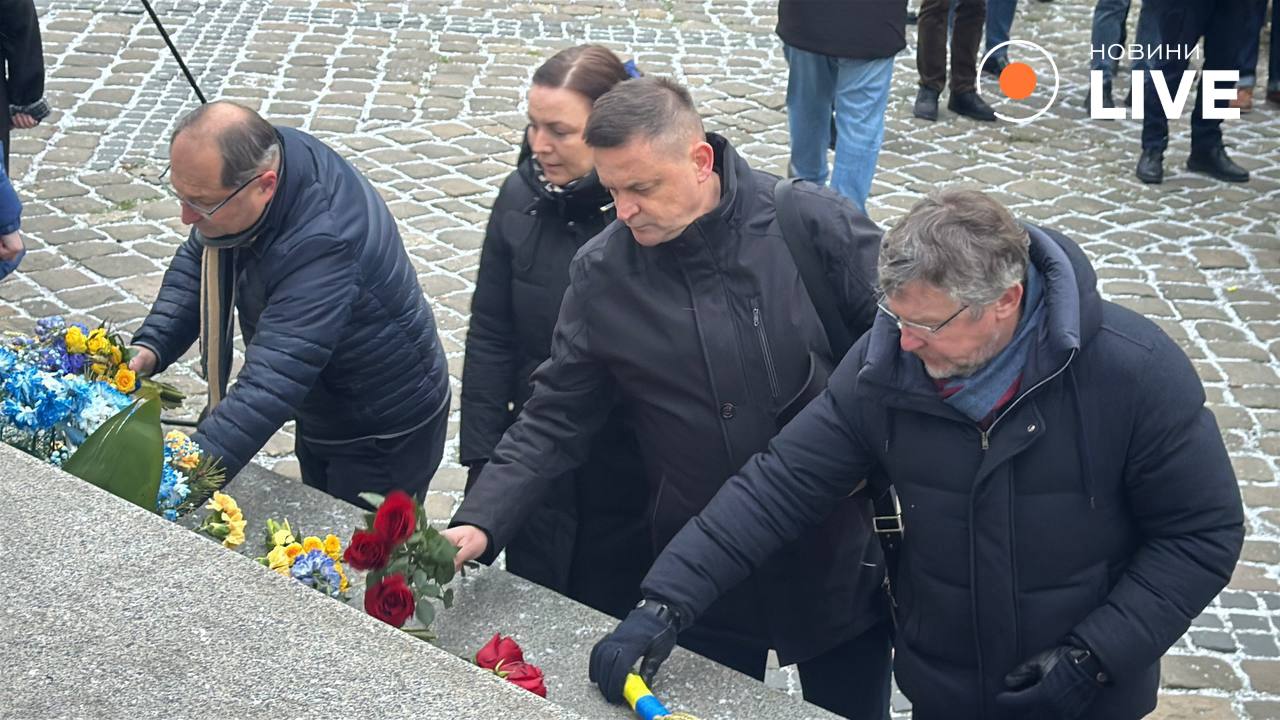 К памятнику Черноволу возложили цветы