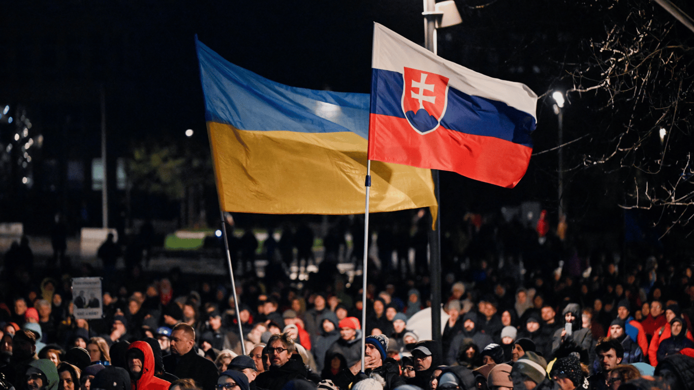 В Словакии тысячи человек вышли на протесты против правительства Фицо, — Reuters