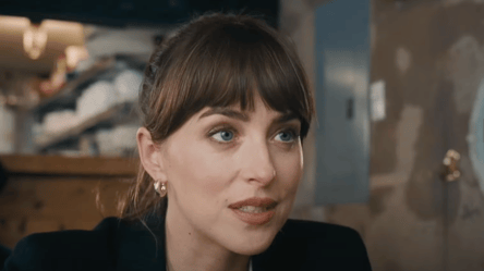 Модный камбэк — почему все обсуждают джинсы Дакоты Джонсон - 285x160