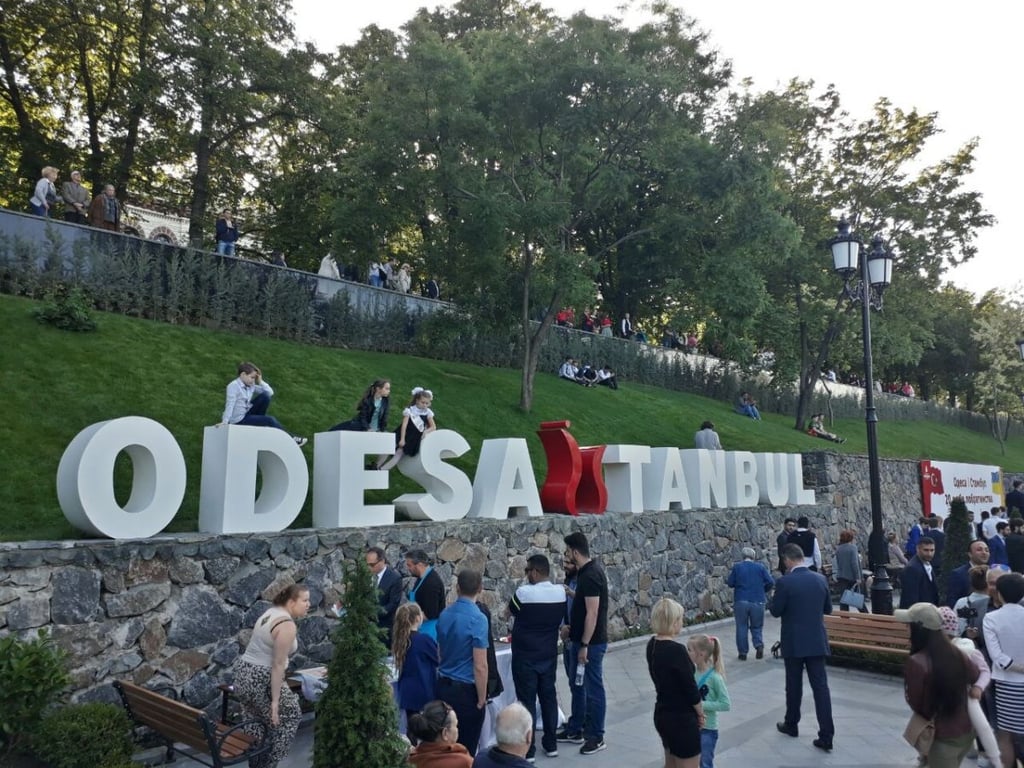 Люди гуляють у Стамбульському парку. Фото: УНІАН 