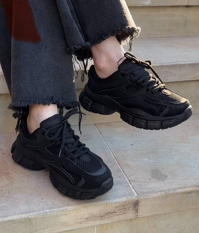 Чорні кросівки важко стилізувати в образі