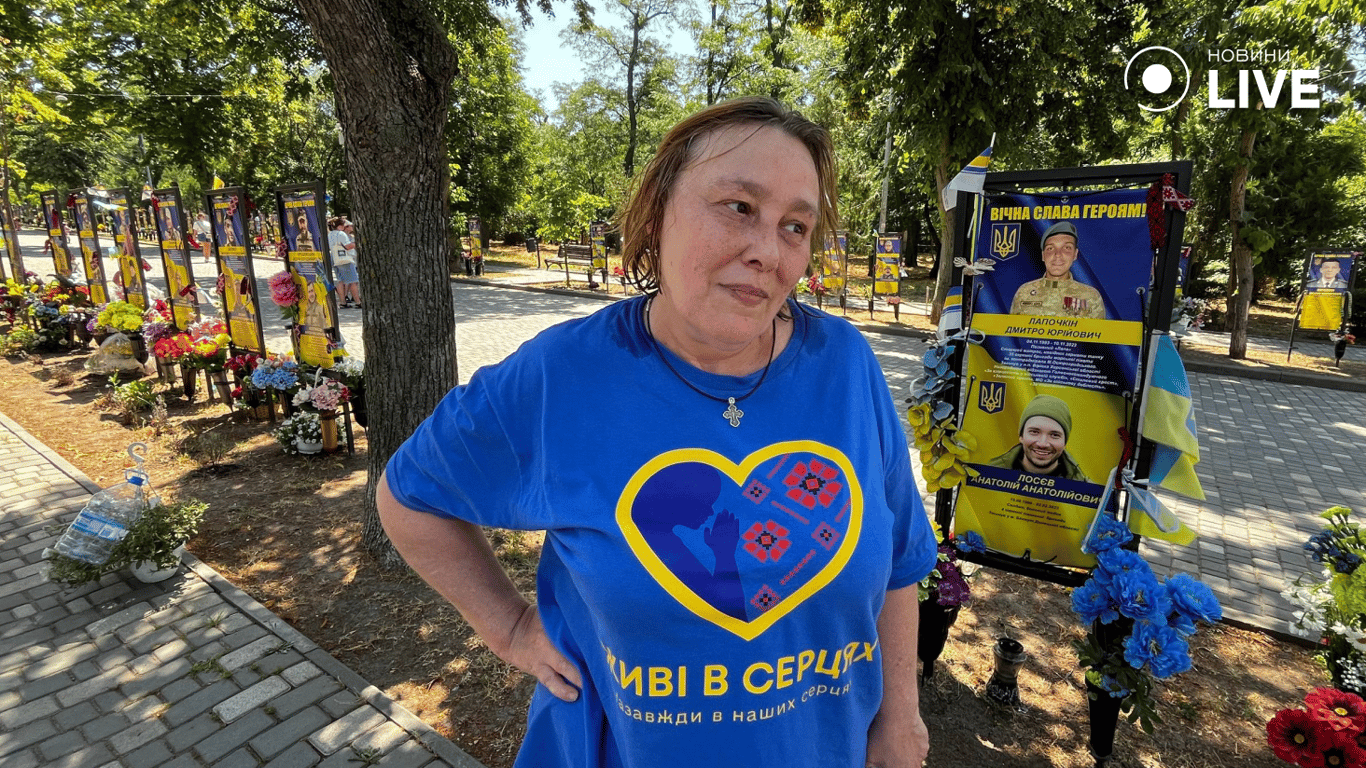 Родичка загиблого військового на Алеї Героїв в Одесі