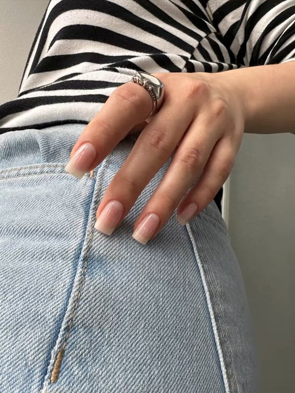 Прозрачное покрытие на коротких ногтях