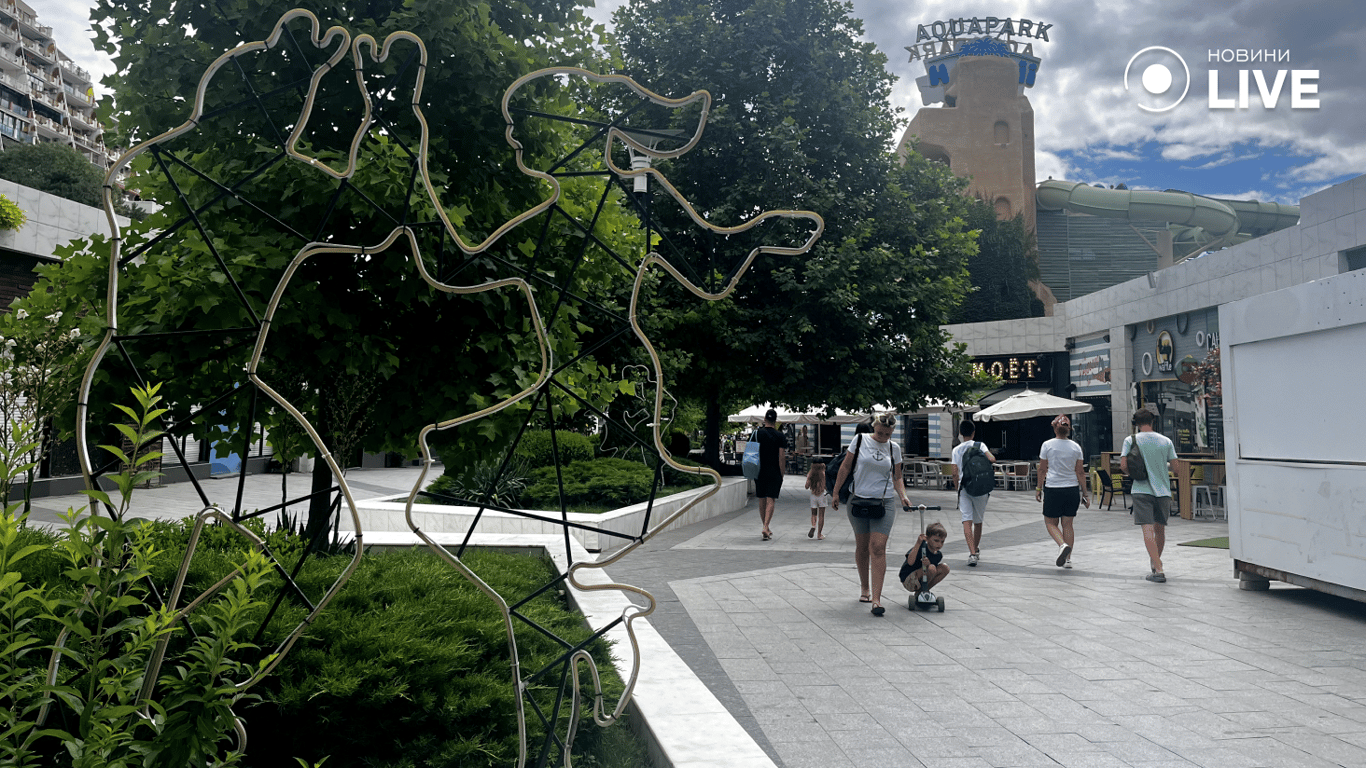 Люди на аркадийской аллее в Одессе. Фото: Новости.