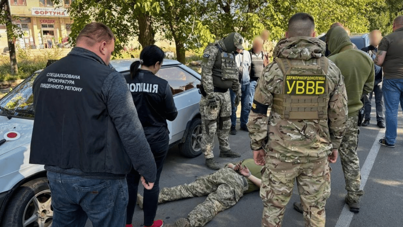 Одеський прикордонник за 4000 доларів обіцяв провести ухилянта до Молдови