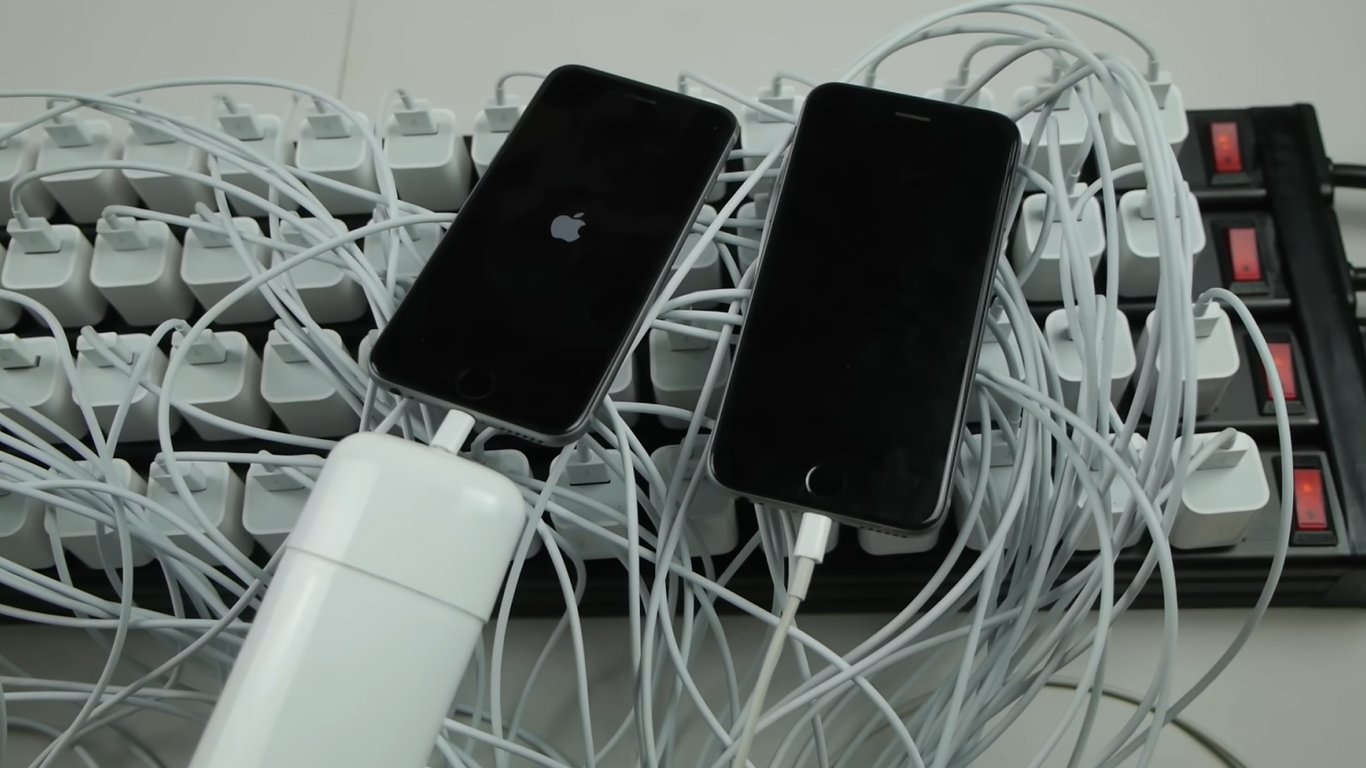 Блогер подключил к iPhone сразу 100 зарядок: результат удивил