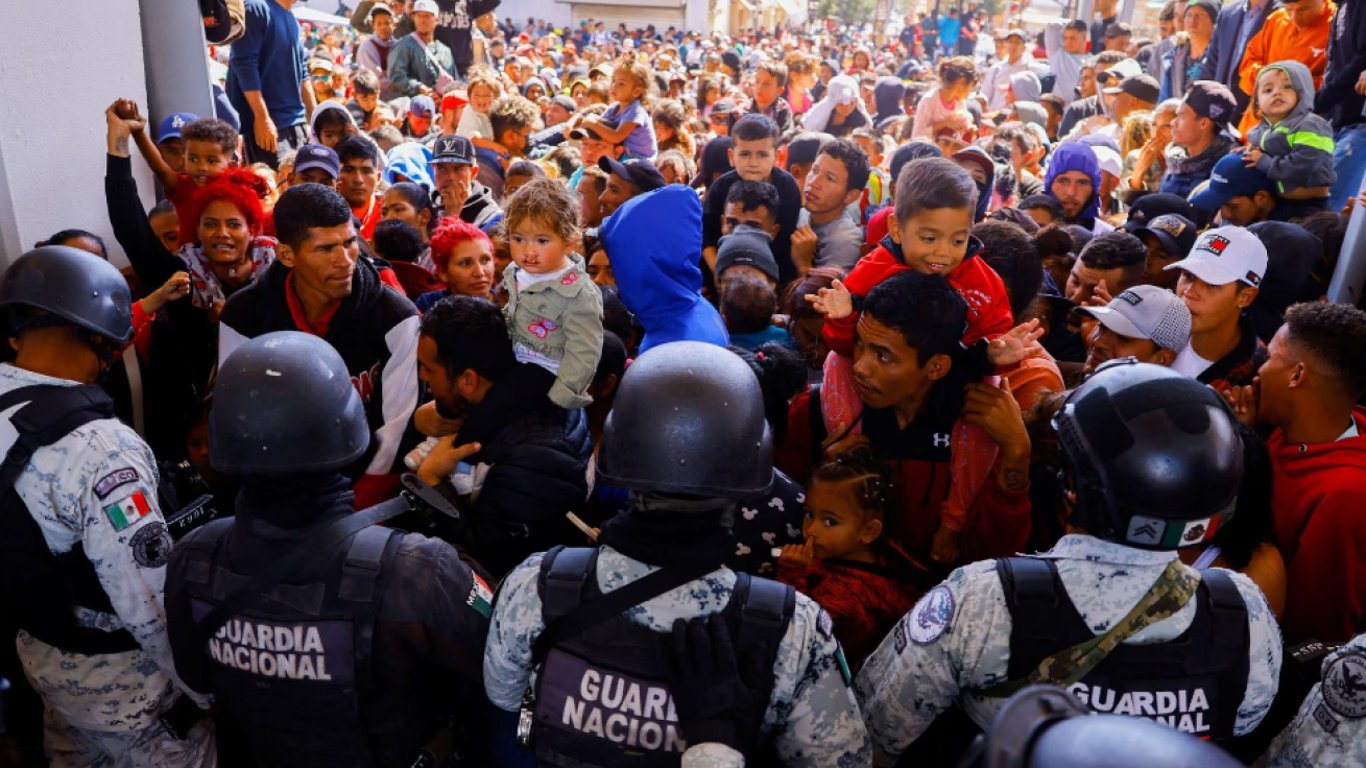 Сотні мігрантів намагаються прорватися до США з Мексики: яка причина