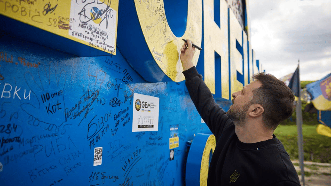 Зеленский оставил надпись на стеле на въезде в Донецкую область