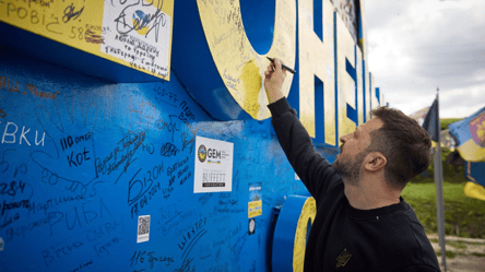 Зеленский оставил надпись на стеле на въезде в Донецкую область - 290x160