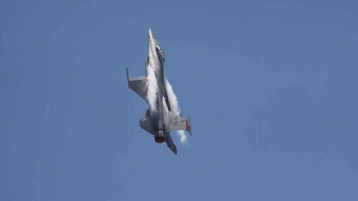 Зеленый свет на предачу F-16: когда Украина получит самолеты