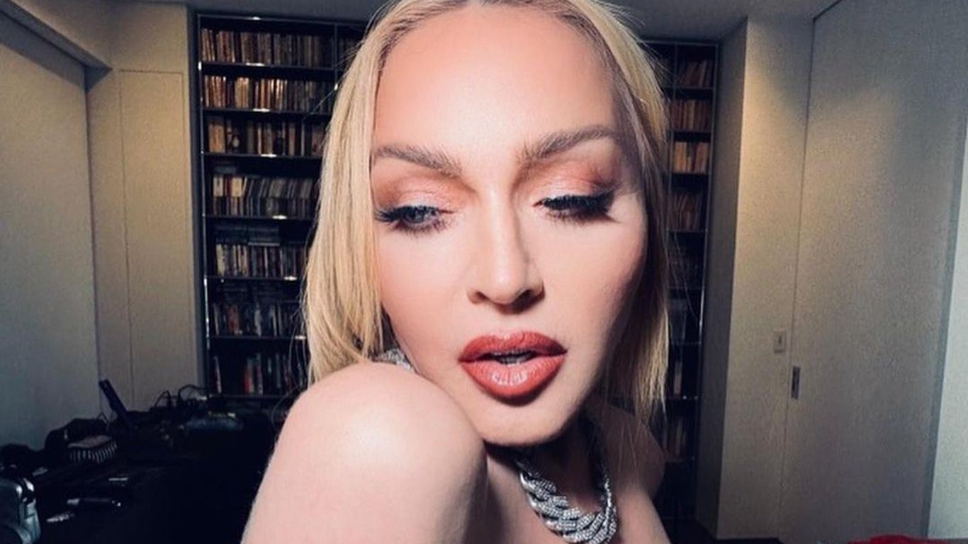 Мадонна в откровенном корсете устроила фотосессию в туалете
