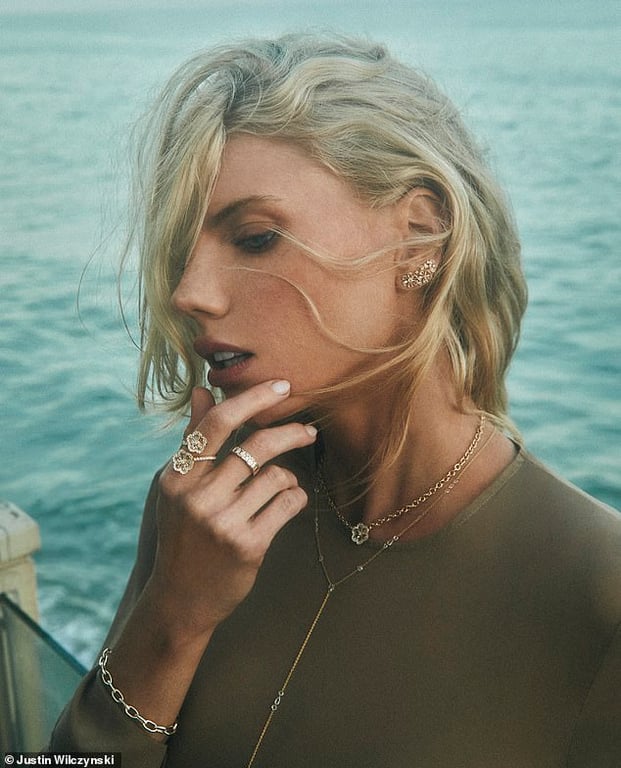 Одна з найбажаніших жінок світу знялась у відвертій рекламі ювелірних прикрас - фото 3