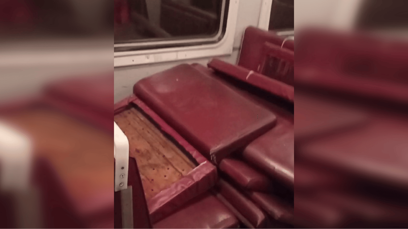 В Сумской области задержали подростков, которые разгромили вагон поезда