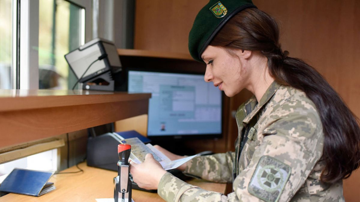 Виїзд чоловіків за кордон — у ДПСУ розповіли, як виїхати з України з QR-кодом