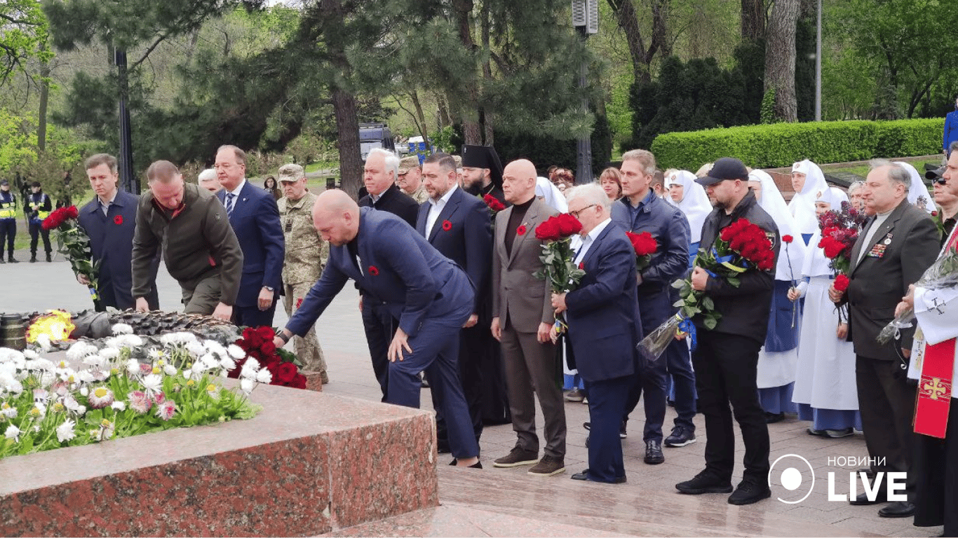 У Києві біля Вічного вогню вшанували памʼять жертв Другої світової війни