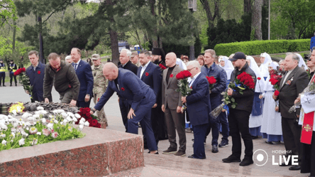 У Києві біля Вічного вогню вшанували памʼять жертв Другої світової війни - 285x160