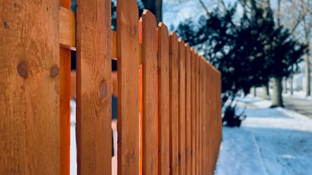 Как установить глухой забор и не поссориться с соседями - 285x160