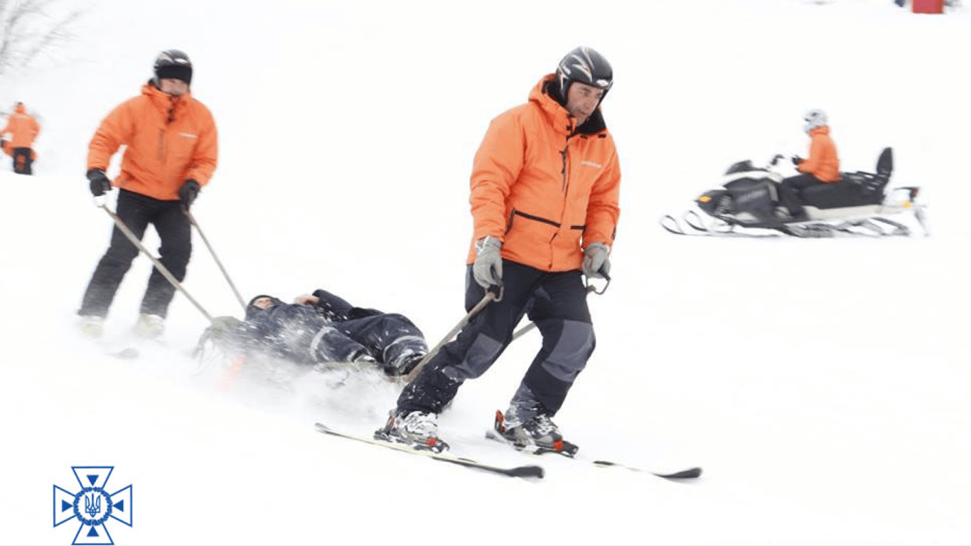 Львовские спасатели помогли травмированному лыжнику на горе Тростян
