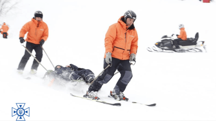 Львівські рятувальники допомогли травмованому лижнику на горі Тростян - 285x160