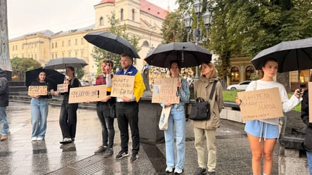 В Киеве и Львове люди вновь вышли на акции в поддержку Михаила Федорова: фоторепортаж - 290x166