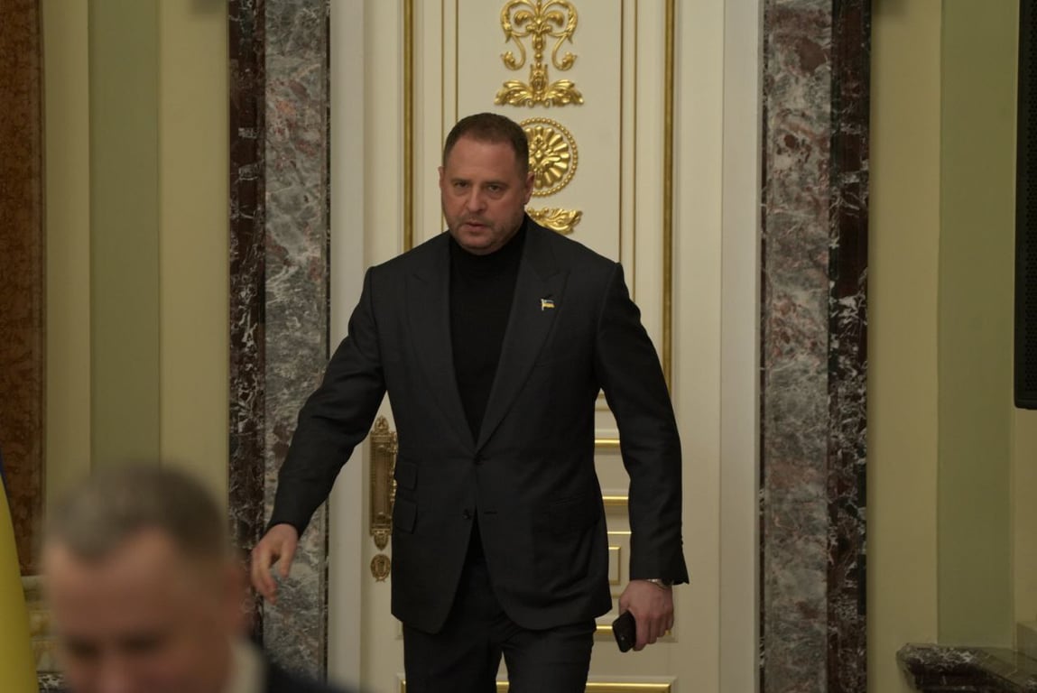 Єрмак у діловому костюмі