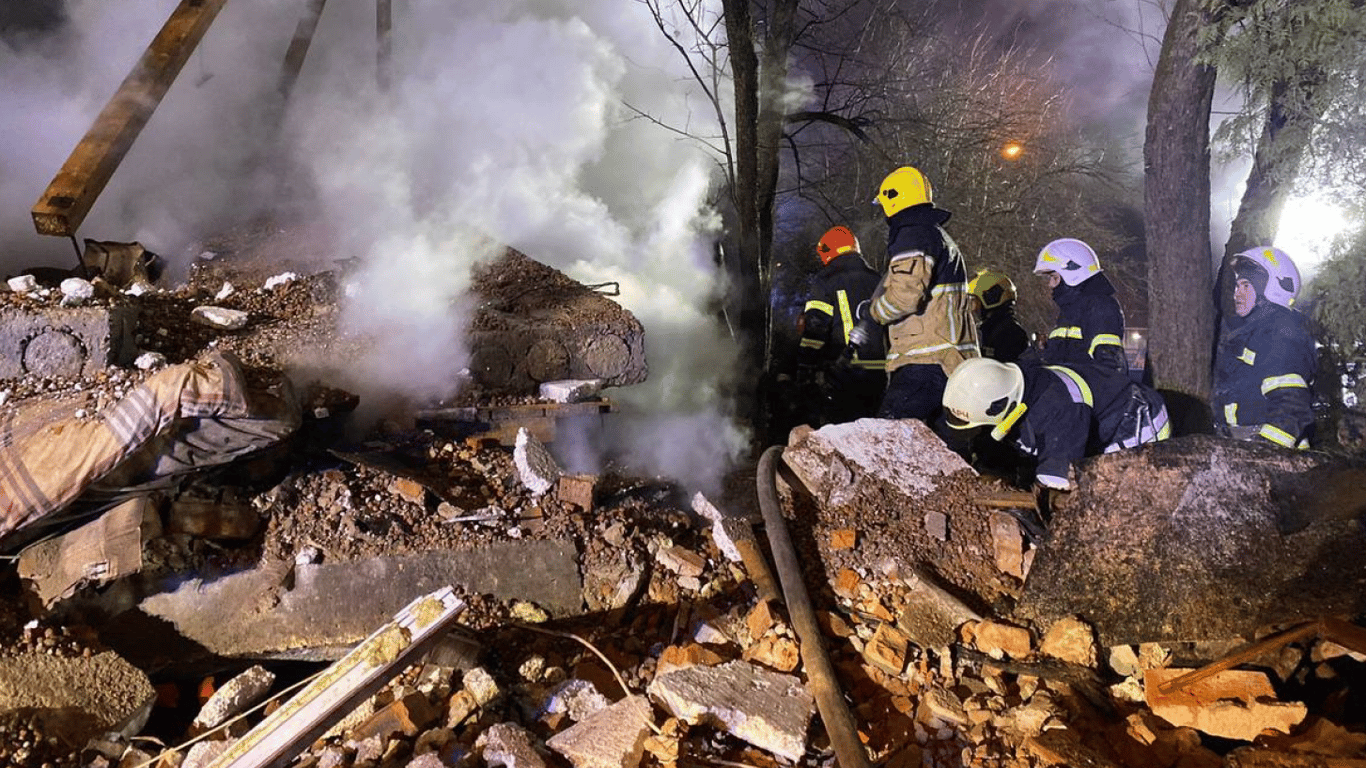 Вибухи у Львівській області — окупанти зруйнували адмінбудівлю та вбили чоловіка
