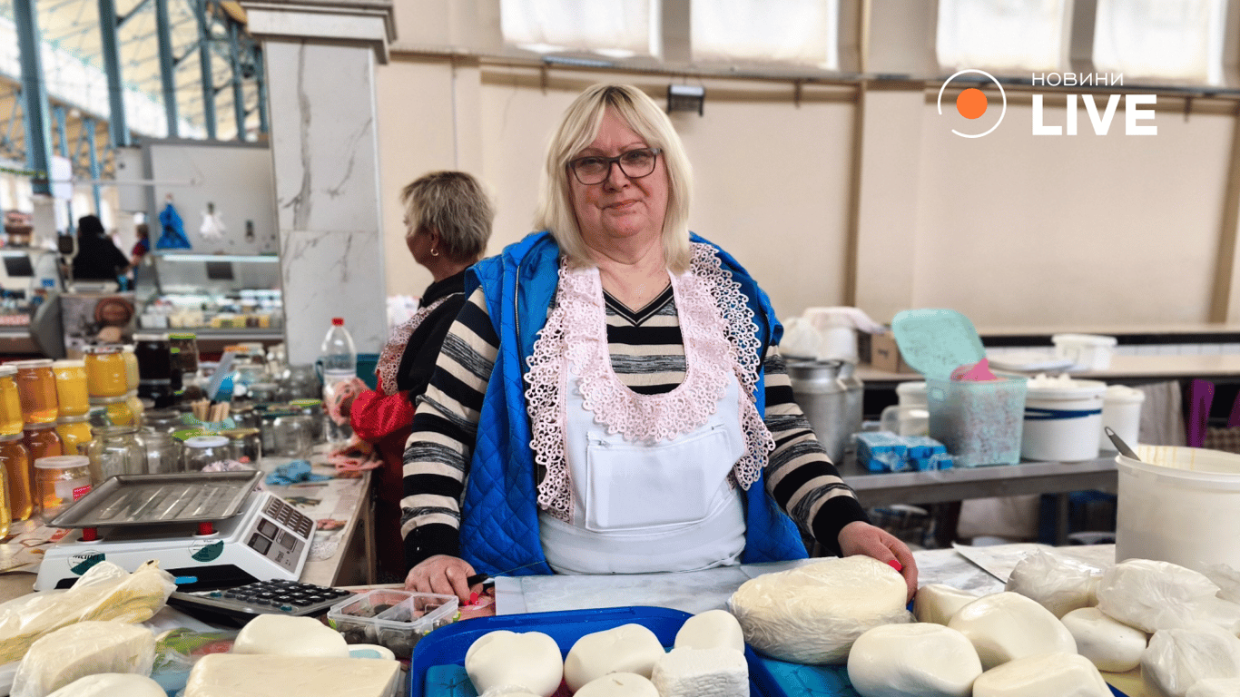 Продавчиня Ольга про молочну продукцію на Новому ринку в Одесі. Фото: Новини.LIVE