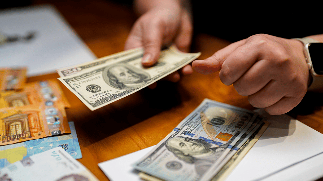 Долар на чорному ринку обрав нову тактику: актуальний курс валюти