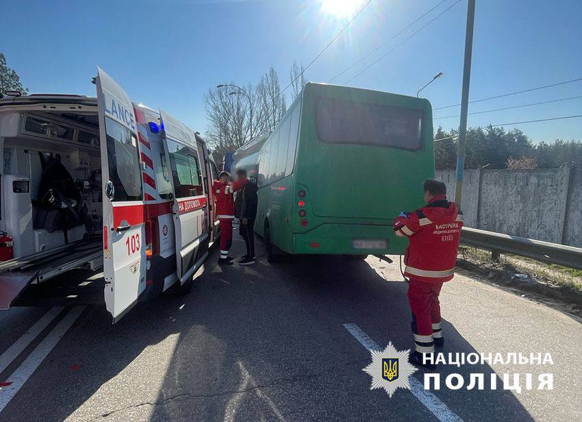 Маршрутне таксі в Оболонському районі врізалося у вантажівку