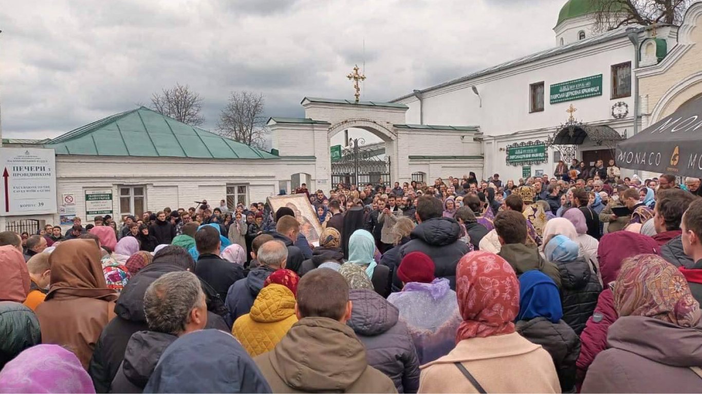 Украинцы устроили митинг возле Киево-Печерской Лавры против УПЦ МП
