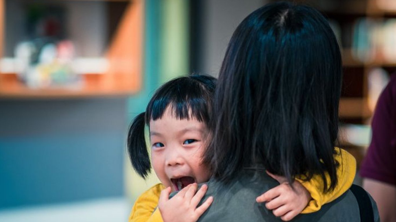 Народжуваність дітей у Китаї — в одному з міст країни дозволили неодруженим людям законно мати малюків