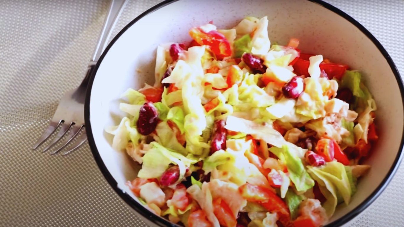 Салат с курицей и овощами, который подойдет на ужин — видео рецепт
