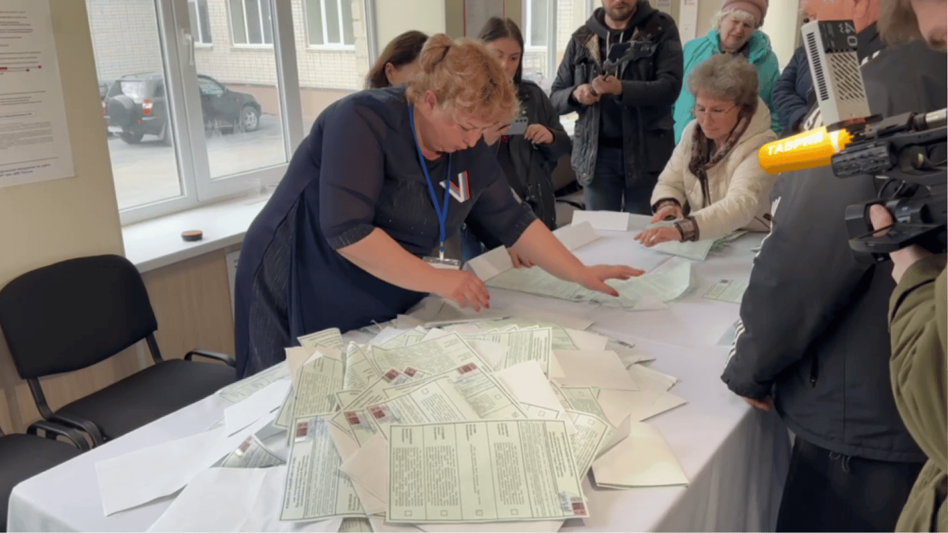 Вибори під дулом автомата — як Росія змушує українців в окупації голосувати за Путіна - 250x140
