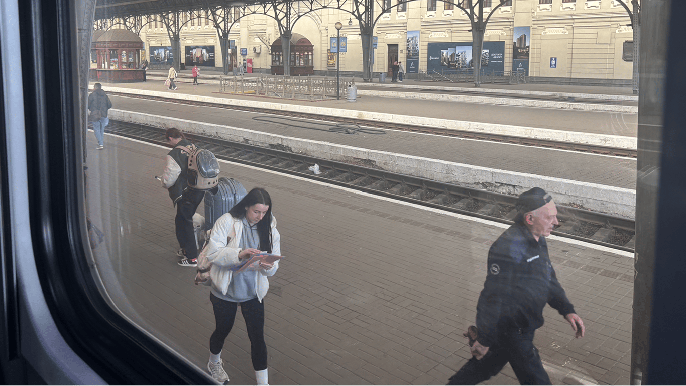 Дефіцит квитків УЗ до Варшави: як дістатися до Польщі з пересадками