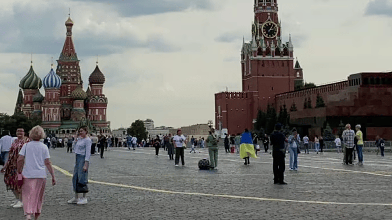 В центрі Москви жінка загорнулася у синьо-жовтий прапор: що з нею сталося