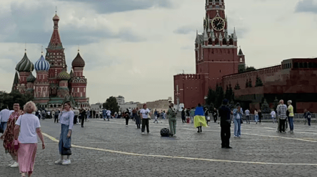 В центре Москвы женщина завернулась в сине-желтый флаг: что с ней произошло - 285x160