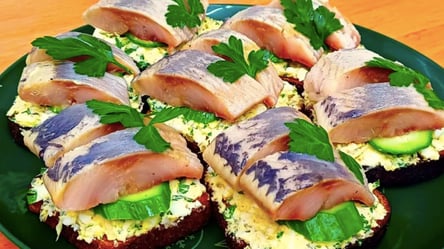 Такие бутерброды с селедкой исчезают со стола первыми — рецепт - 285x160