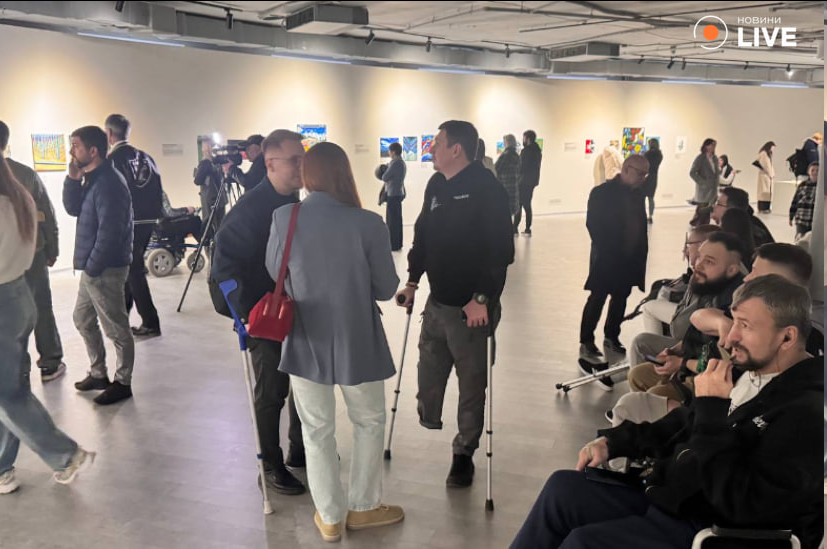 Во Львове открыли выставку произведений пациентов Центра UNBROKEN - фото 2